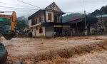 Nghệ An: Nước lũ chảy xiết ở nơi từng xảy ra lũ quét kinh hoàng