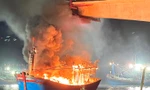 Toàn cảnh vụ cháy ngùn ngụt 5 tàu cá 40 tỷ đồng ở Nghệ An