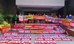 Gần 5 năm mua nhà vẫn chưa cấp sổ, cư dân chung cư Bảo Sơn treo băng rôn phản đối