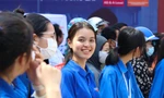 Tình nguyện viên đội nắng hết mình hỗ trợ thí sinh thi THPT