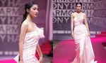 Lần đầu diễn vedette, Á hậu Phương Nhi gặp ngay sự cố giống đàn chị Thùy Tiên
