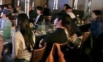 Tiệc mừng công "Queen Of Tears": Ai là chủ nhân chiếc túi sau lưng Kim Soo Hyun?