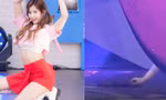 Lộ mối tóc nối tưởng đã xấu hổ, idol K-Pop còn rơi cả tóc giả trên sân khấu mới ê mặt