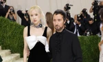 Saint Laurent hẳn không thể ngờ việc mời Rosé đến Met Gala lại làm các nhà mốt khác khó xử