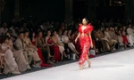 Show thời trang của NTK Đỗ Long lại dính thị phi vì khách mời hàng ghế đầu