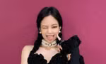 Vì sao netizen Hàn thừa nhận không thể bắt chước một kiểu chụp ảnh quen thuộc của Jennie?