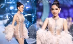 "Nữ hoàng sự cố catwalk" gọi tên Hoa hậu Thùy Tiên: Lần này lại gặp chuyện éo le gì đây?
