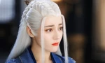 Đẹp hoàn mỹ như Địch Lệ Nhiệt Ba cũng không đỡ được kiểu trang điểm này