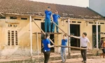 Đoàn viên, thanh niên tỉnh Bắc Giang đóng góp ngày công hỗ trợ hộ nghèo làm nhà.