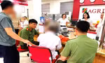 Công an huyện Tân Yên phối hợp với cán bộ ngân hàng tuyên truyền, giải thích cho ông P.