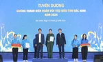 Ông Lê Xuân Lợi - Phó Chủ tịch UBND tỉnh (bên trái) và ông Vũ Minh Hiếu - Trưởng ban Nội chính tỉnh Bắc Ninh trao thưởng thanh niên tiêu biểu.