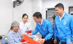 Lãnh đạo Tỉnh Đoàn và Hội LHTN tỉnh Bắc Giang tặng quà bệnh nhân.