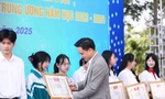 Bí thư Tỉnh Đoàn Bắc Ninh Trần Văn Đăng khen thưởng sinh viên, học sinh.