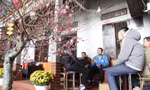 Lãnh đạo Hội LHTN tỉnh Bắc Giang trò chuyện cùng công nhân xa quê làm việc xuyên Tết. Ảnh: Nguyễn Thắng