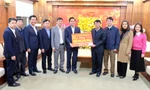 Lãnh đạo UBND tỉnh Bắc Ninh trao quà Tết tặng người nghèo tỉnh Cao Bằng.