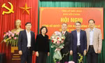 Phó Bí thư Thường trực Tỉnh ủy Bắc Ninh Nguyễn Hương Giang (thứ 2 bên trái) tặng hoa chúc mừng ông Lợi.