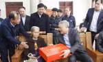 Phó Thủ tướng Thường trực Chính phủ Nguyễn Hòa Bình tặng quà gia đình bà Nguyễn Thị Quyết ở tổ dân phố Đống 1, thị trấn Kép.