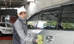 Nhân viên tại nhiều cửa hàng rửa xe ô tô ở thành phố Bắc Giang luôn bận rộn với công việc vào ngày 29 Tết. Ảnh: Nguyễn Thắng.