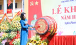 Phó Chủ tịch Quốc hội Nguyễn Thị Thanh đánh trống khai giảng năm học mới.
