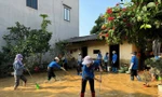 Đoàn viên tỉnh Bắc Ninh dọn dẹp nhà dân bị ngập sau bão.