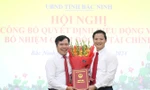 Chủ tịch UBND tỉnh Bắc Ninh Vương Quốc Tuấn (bên phải) trao quyết định cho ông Đương.