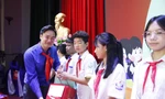 Anh Trần Văn Đăng - Phó Bí thư Tỉnh Đoàn Bắc Ninh trao quà tặng các em thiếu nhi. Ảnh: Nguyễn Thắng