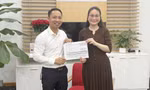 Anh Phạm Văn Xuân trao lại 7 tỷ đồng chuyển nhầm cho Công ty cổ phần tập đoàn Sơn Phúc.