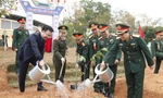 Bí thư Trung ương Đoàn, Phó Chủ nhiệm Thường trực Ủy ban Quốc gia về Thanh niên Việt Nam Nguyễn Tường Lâm và Thiếu tướng Nguyễn Đức Hưng - Bí thư Đảng ủy, Chính ủy Quân Đoàn 12 trồng cây. Ảnh: Nguyễn Thắng