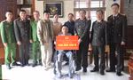 Công an tỉnh Bắc Giang tặng sổ tiết kiệm cho Đại úy Trần Hồng Quân.