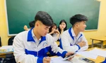 Em Nguyễn Bá Biền (bên trái) trả lại hơn 600 triệu đồng cho người đánh rơi.