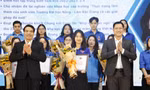 Lãnh đạo Tỉnh Đoàn và Ban Dân vận tỉnh Bắc Giang trao danh hiệu sinh viên 5 tốt. Ảnh: Nguyễn Thắng.