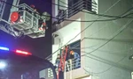 Lực lượng công an giải cứu người khỏi đám cháy.
