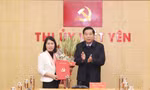 Bí thư Tỉnh ủy Bắc Giang Nguyễn Văn Gấu trao quyết định cho bà Thủy.