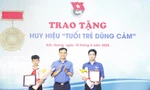 Tỉnh Đoàn Bắc Giang trao huy hiệu "Tuổi trẻ dũng cảm". Ảnh: Nguyễn Thắng