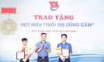 Tỉnh Đoàn Bắc Giang trao huy hiệu "Tuổi trẻ dũng cảm". Ảnh: Nguyễn Thắng