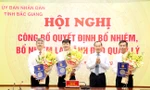 Phó Chủ tịch Thường trực UBND tỉnh Bắc Giang Mai Sơn trao quyết định cho các cán bộ được bổ nhiệm, bổ nhiệm lại.