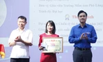 Lãnh đạo Tỉnh Đoàn và Ban Dân vận Tỉnh ủy Bắc Ninh trao thưởng nhà giáo trẻ tiêu biểu. Ảnh: Nguyễn Thắng