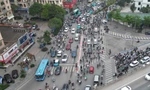 Giao thông lộn xộn, ùn ứ tại nút giao lớn nhất khu Linh Đàm 