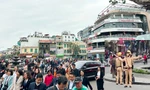 Hàng nghìn người đổ về tòa nhà Hàm cá mập check-in, CSGT phải cắm 'chốt' đảm bảo giao thông