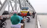Ô tô khách chở học sinh được đi qua cầu Chương Dương