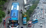 Xe khách 'diễu phố' gây ùn tắc, hỗn loạn giao thông trước kỳ nghỉ lễ 30/4-1/5