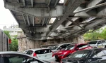 Bãi ô tô 'ken đặc' gầm cầu Long Biên trái quy định