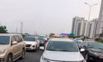 Trạm thu phí và đường về Hà Nội tắc trong ngày nghỉ lễ thứ hai