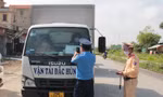 Liên ngành Thanh tra - CSGT kiểm tra một xe tải có biển số đã đổi sang biển màu vàng.