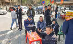 Thanh tra giao thông xử lý bãi xe 'chặt chém', tự ý rào đường