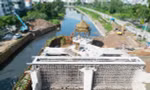 Nhiều công trường thi công vẫn ‘chặn’ dòng chảy sông Tô Lịch mùa mưa lũ
