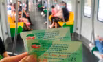 Hành khách mua vé đi tàu trong ngày 21/11. Ảnh: Anh Trọng