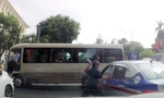 Sang đường đột ngột, tài xế xe chở học sinh còn lao xuống đánh tài xế taxi