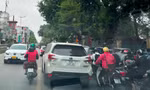 Xe hợp đồng dừng đón khách giờ cao điểm, giao thông tại phố Lê Duẩn ùn tắc