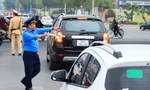 Cảnh sát phân luồng, hướng dẫn xe đi vào Hà Nội từ xa để tránh ùn tắc